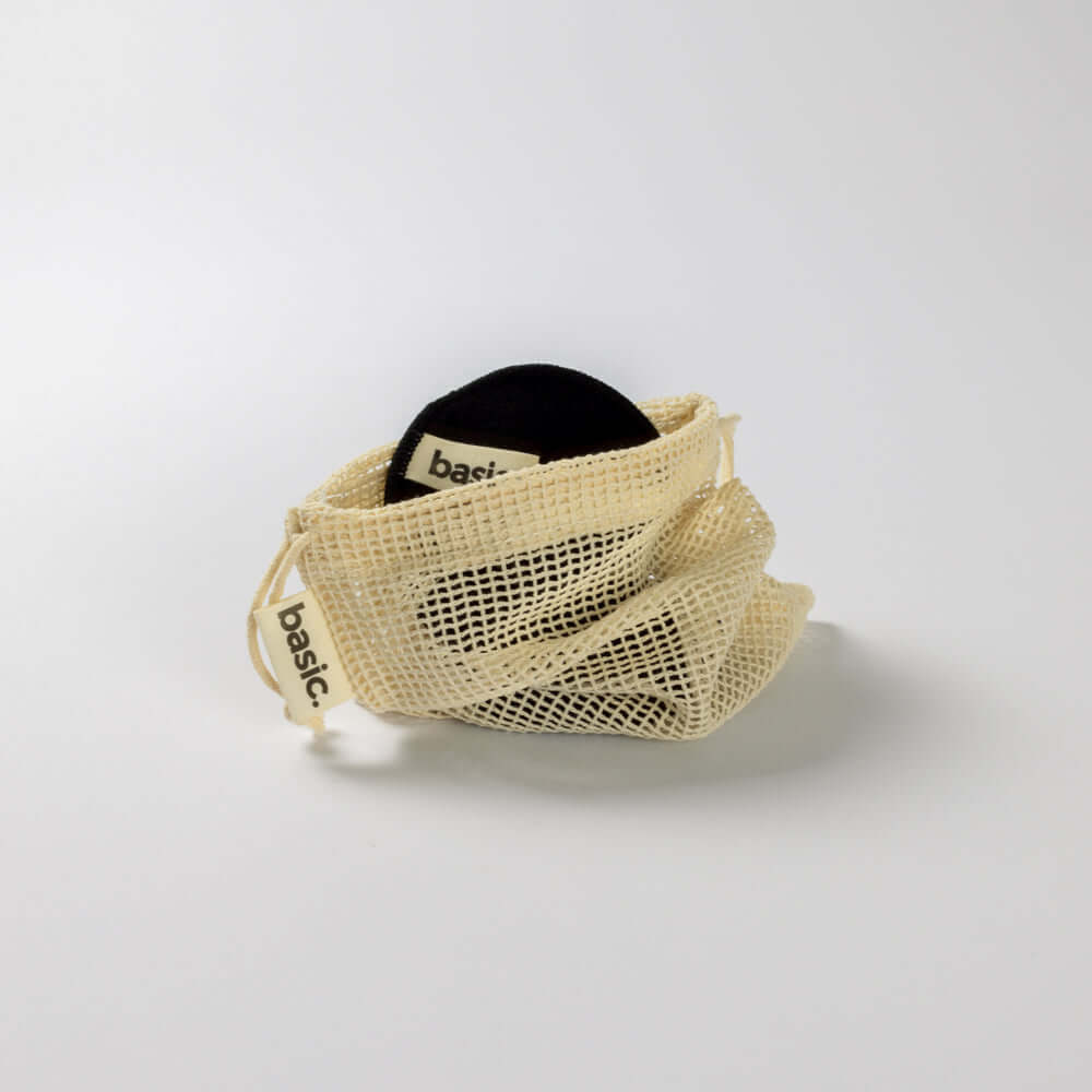 Pack lingettes démaquillantes en bambou Profitez d'un démaquillage tout doux grâce à la combinaison de textures terry cloth et velvet, offrant un démaquillage efficace, adapté à tous les types de peau.