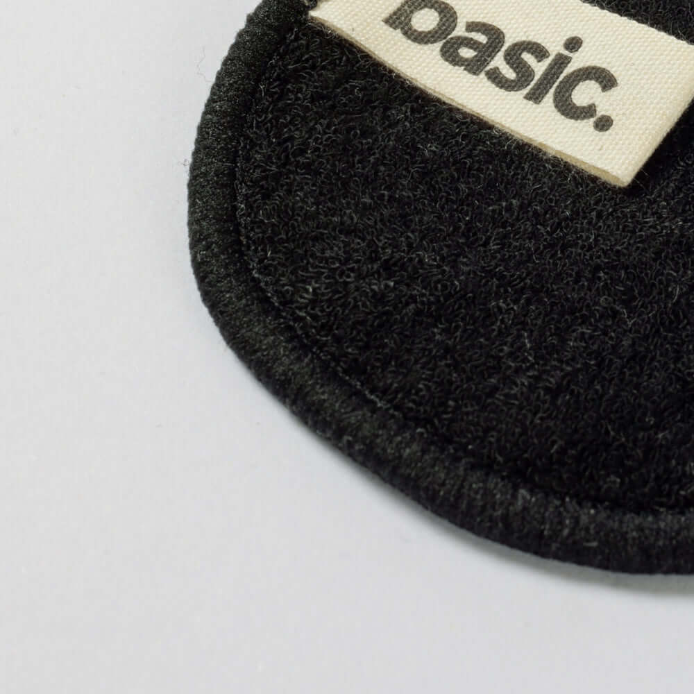 lingette démaquillante Bénéficiez d'un démaquillage délicat grâce à l'association de textures terry cloth et velvet (velours), assurant une élimination efficace du maquillage. Adaptées à tous les types de peau.