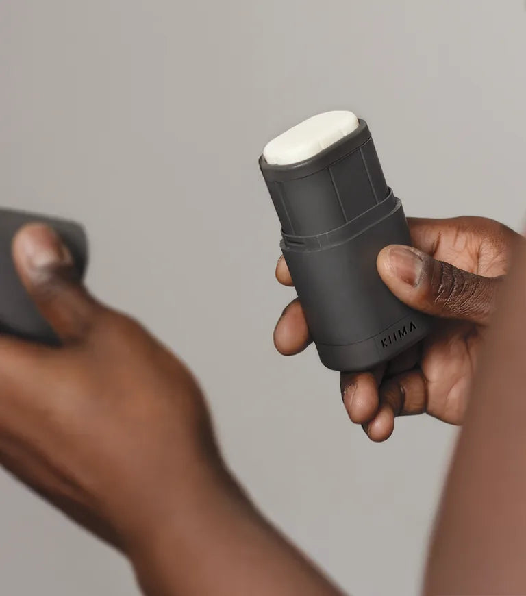 Eine Person hält ein offenes, nachfüllbares Deodorant in den Händen