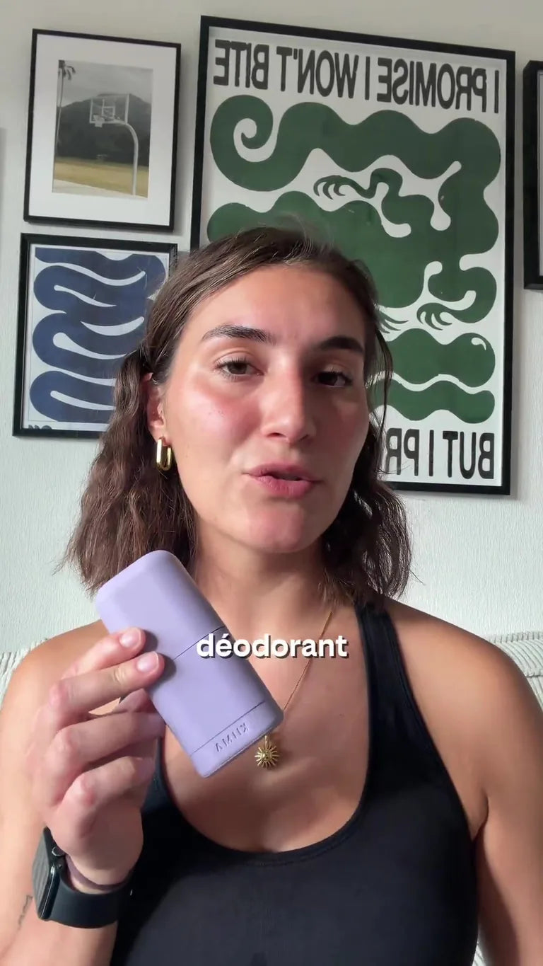 Une créatrice montre la recharge de déodorant basic. dans une vidéo de son quotidien