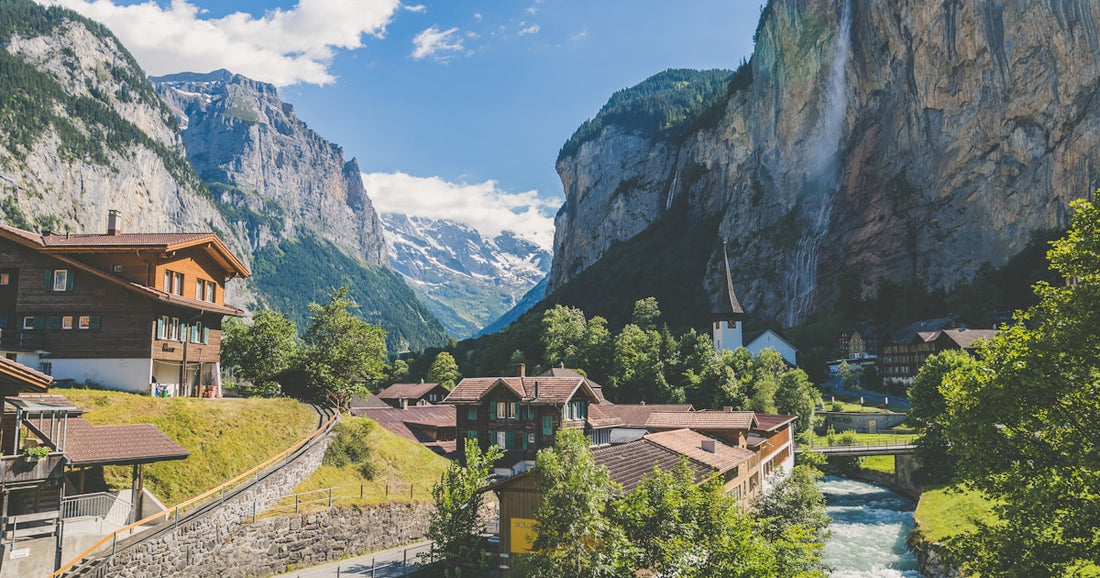 Paysage alpin suisse avec montagnes et nature, symbole de la cosmétique naturelle suisse