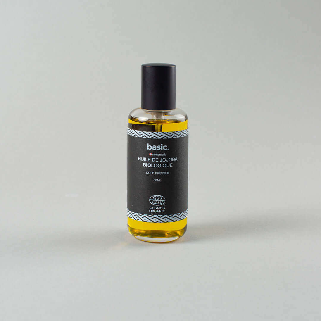 huile de jojoba biologique - pressée à froid 50ml Son affinité avec le sébum humain en fait un soin incontournable pour tous les types de peaux, même à tendance acnéique ! Cette huile s'absorbe rapidement. Elle apporte une hydratation riche, augmente l'él