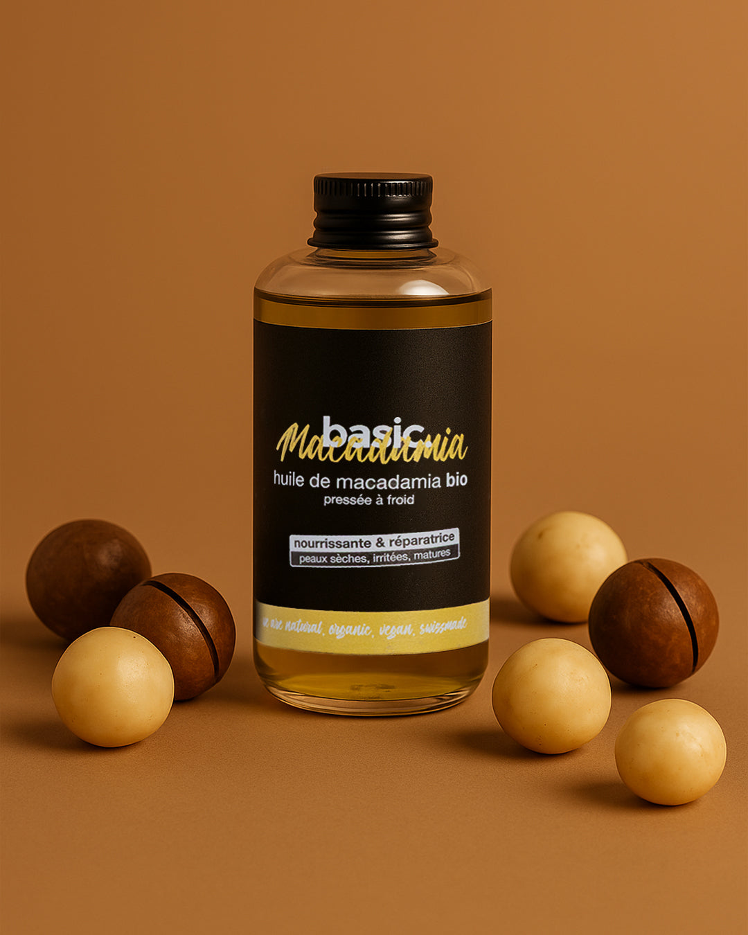 Flacon d'huile de macadamia Basic Cosmetics entouré de noix de macadamia