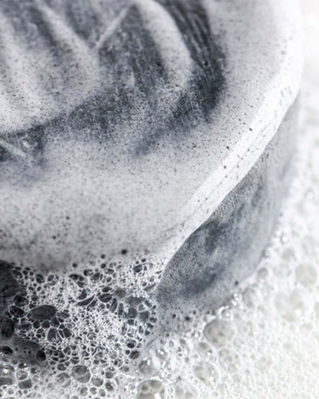 shampoing solide basic. - mousse naturelle dans les cheveux