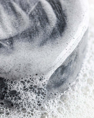 shampoing solide basic. - mousse naturelle dans les cheveux