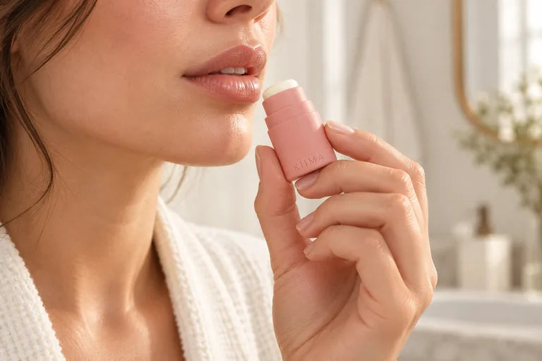 Eine Person hält einen nachfüllbaren Lippenbalsam vor den Mund