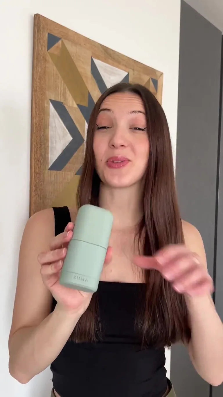 Une créatrice présente l’applicateur rechargeable basic. face caméra